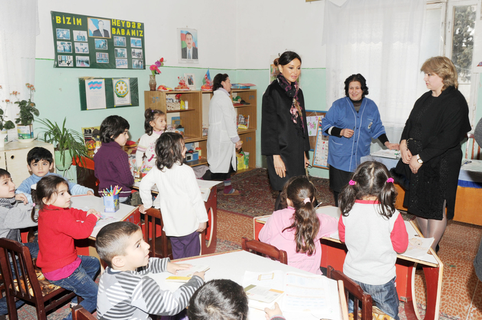 Birinci xanım Mehriban Əliyeva Xəzər rayonunda təmiri və əsaslı surətdə yenidən qurulması nəzərdə tutulan bir sıra obyektlərdə olub (FOTO)